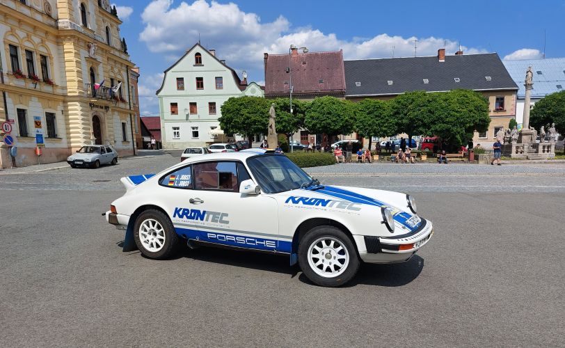 Na startu nechybělo ani krásné Porsche