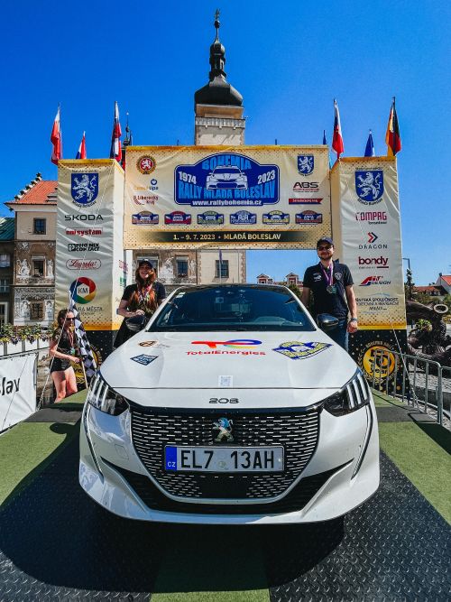 Druzí v cíli Hájkovi s peugeotem