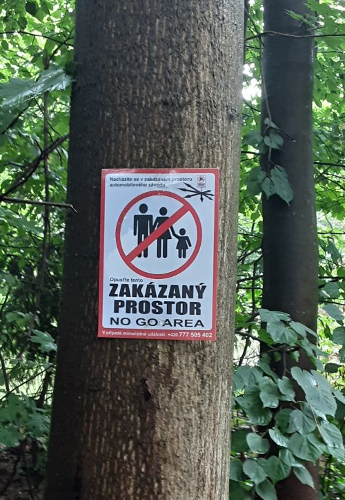Zakázané prostory jsou vyznačeny