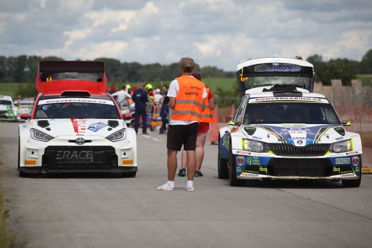 Pořadatelé jsou nezbytní i v servisní zóně